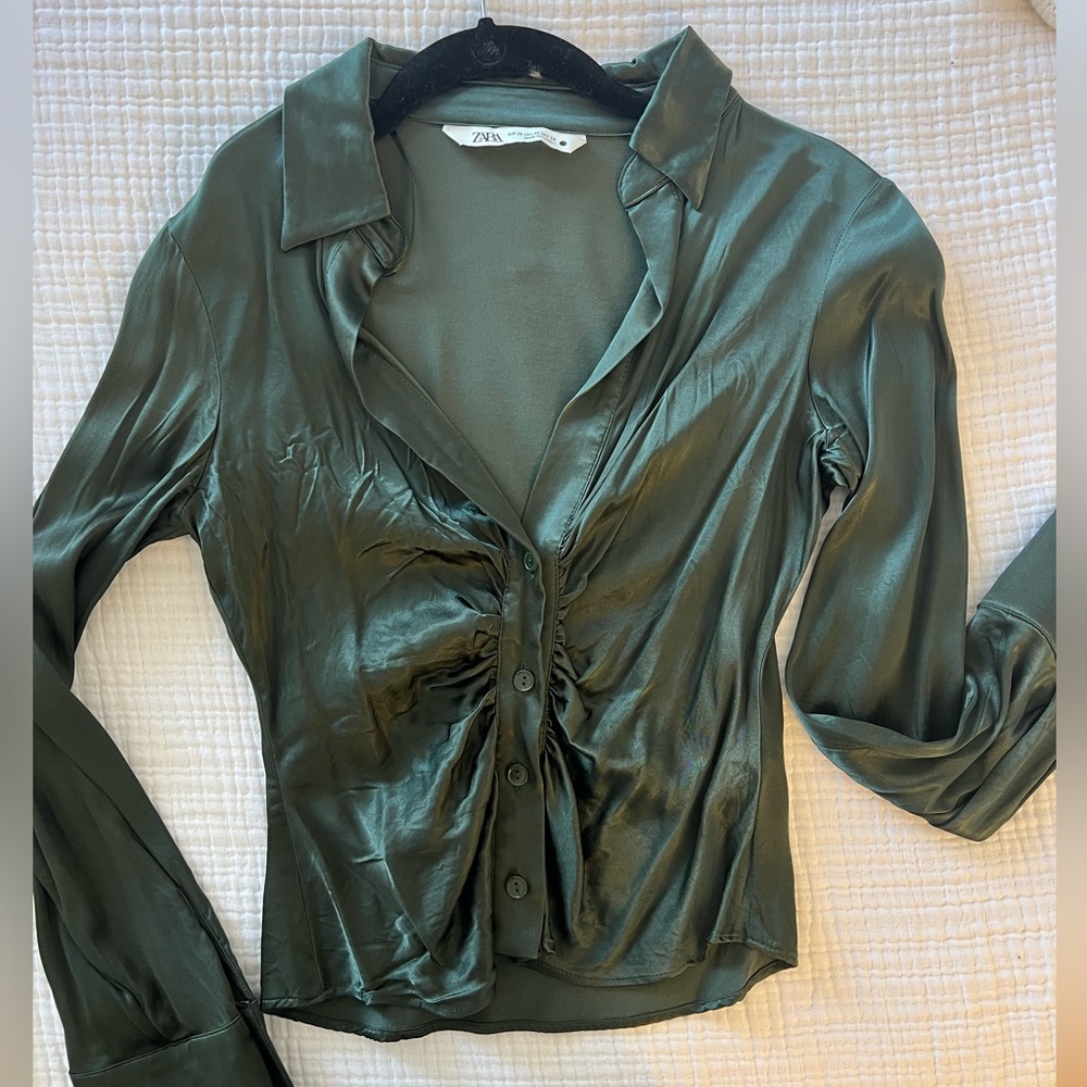 ZARA PLEATED SATIN BUTTON DOWN LONG SLEEVE IN OLIVE GREEN. size xs - Picture 3 of 5